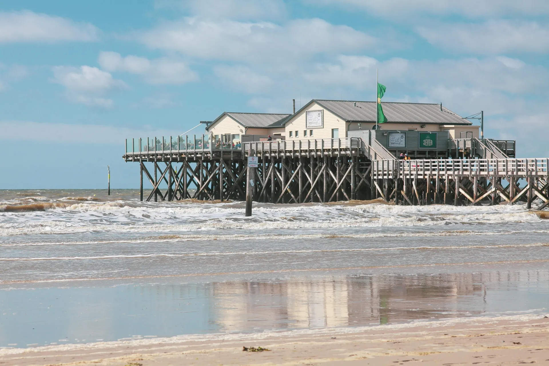 Die Pfahlbauten am Strand